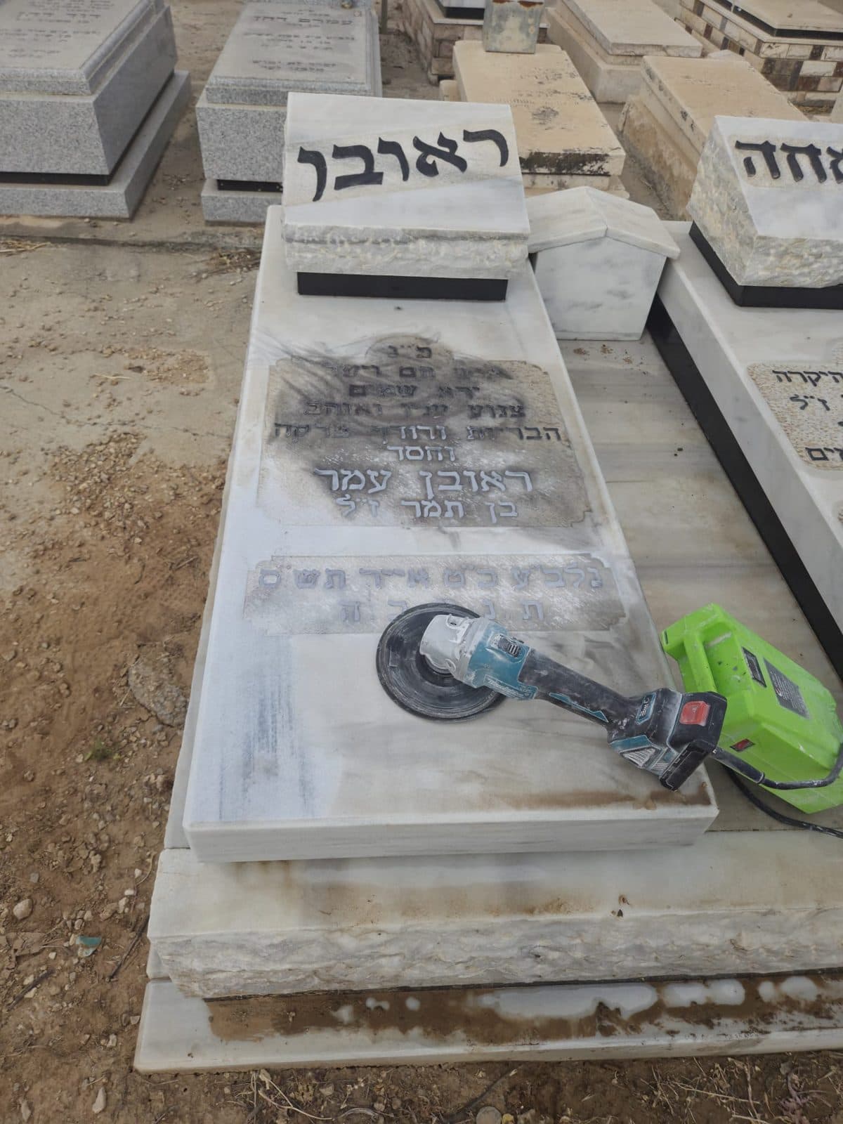 ליטוש משטח המצבה לפני חידוש