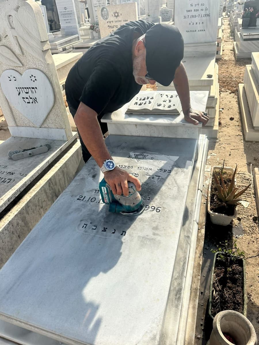 ליטוש וניקוי יסודי של מצבת שיש לבנה