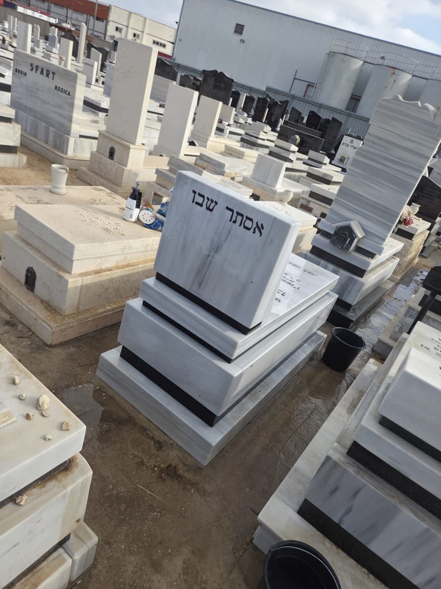 חלקת קברים מטופחת לאחר ניקוי ואחזקה