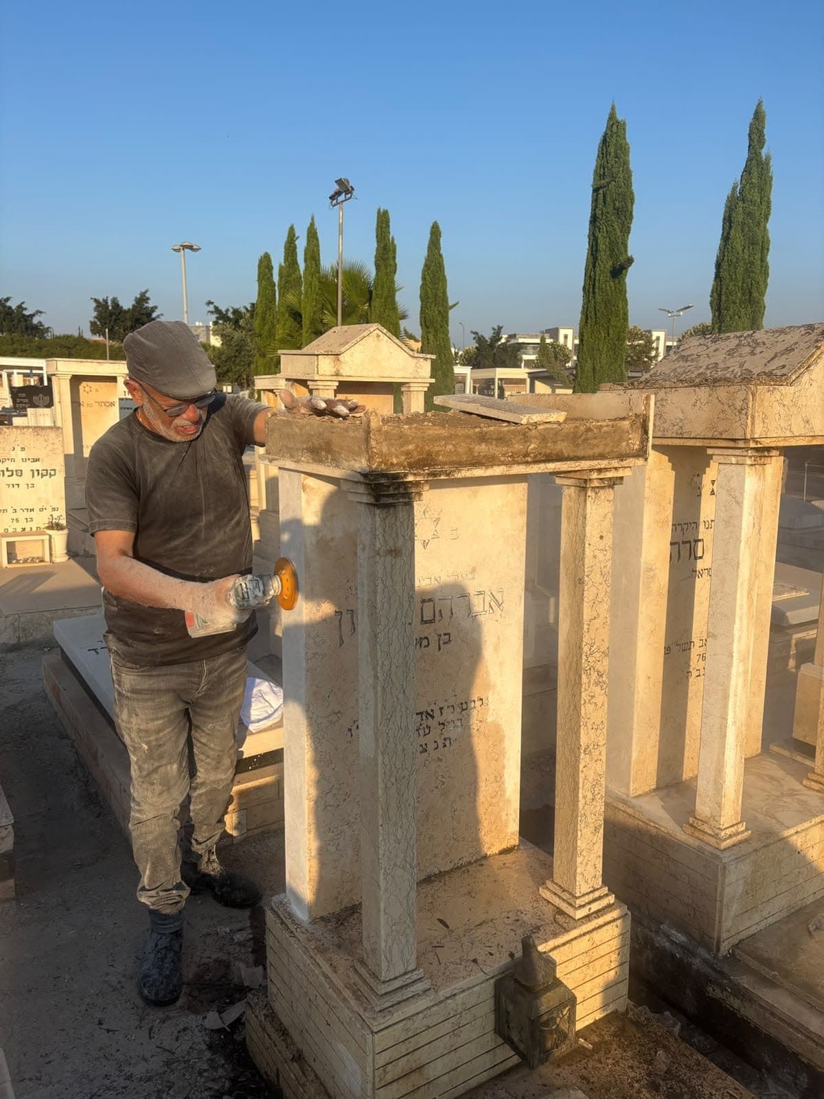 שיקום גלעד ואנדרטה בבית העלמין