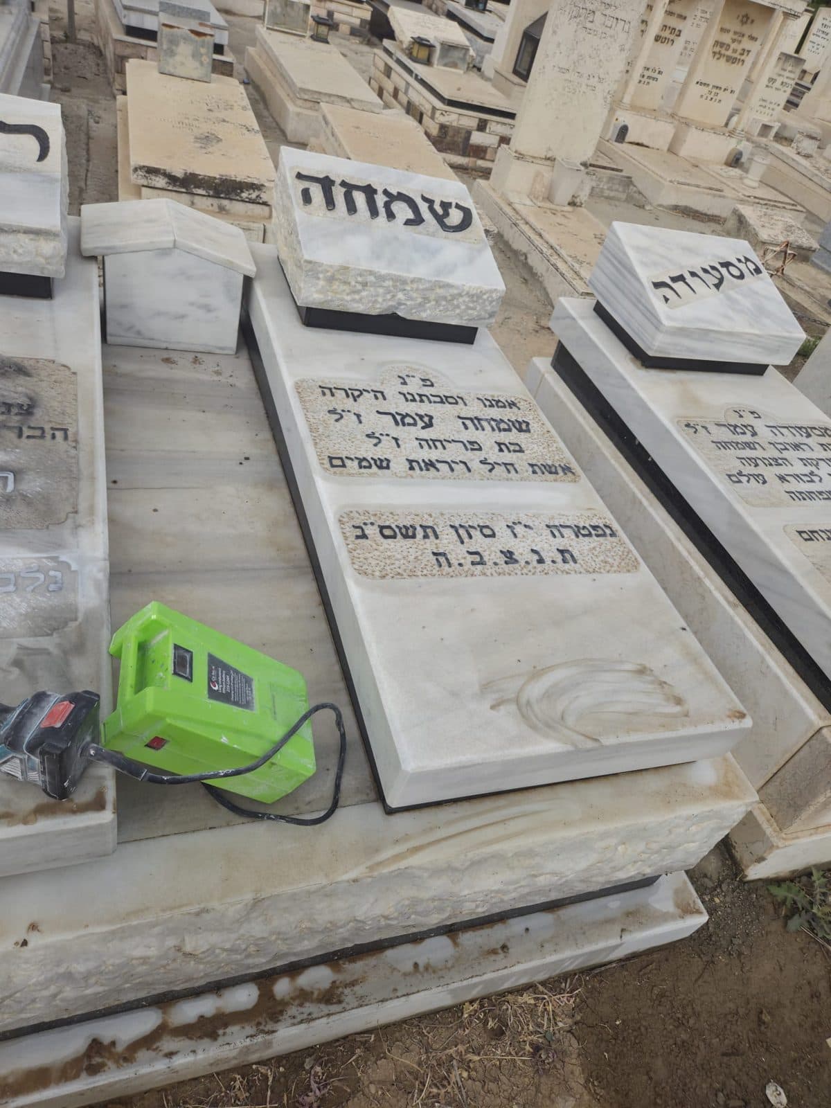 עבודת שיקום מצבות בבית העלמין